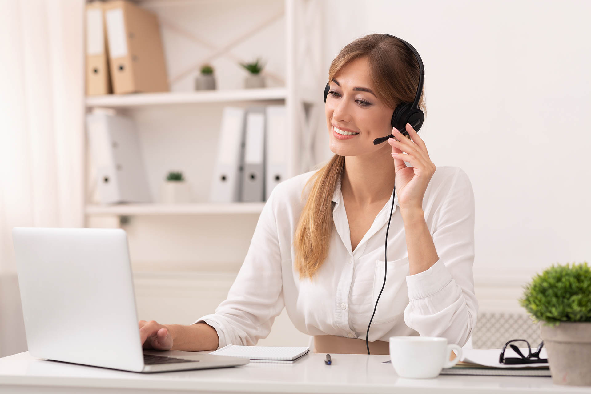 lady-in-headset